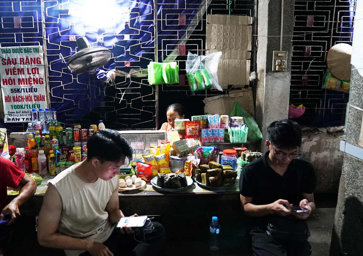 Ms. Pham Thi Hang - Owner of the local restaurant waiting for Rung Ferry wharf said: "I have been attached to Rung ferry wharf since 1986 for more than 30 years now. Now that I'm old, I'll look for another job when I go home."