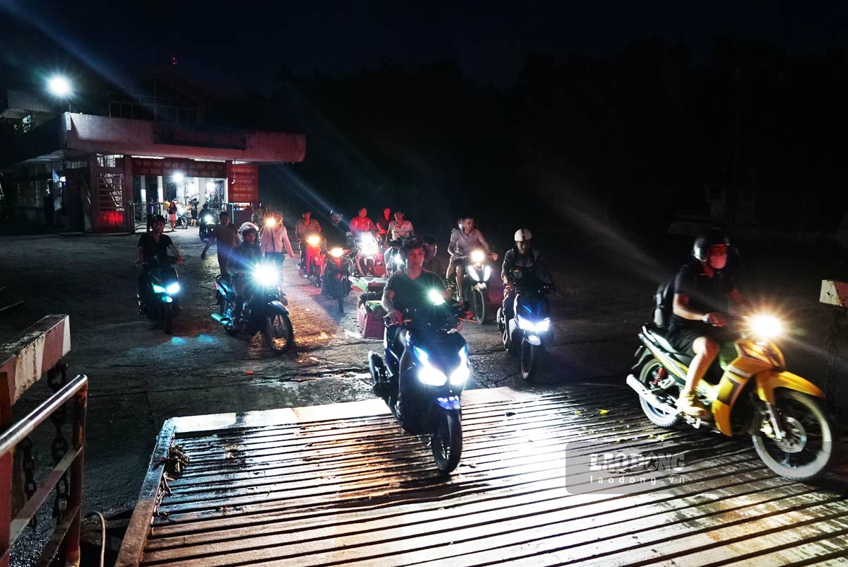 페리의 늦어도 20시 45분 2024년 7월 16일 Rung 페리 선착장. 사진: Doan Hung