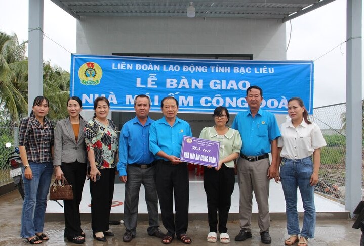 Giving union shelters to union members working in difficult conditions in Bac Lieu city. Photo: Nhat Ho