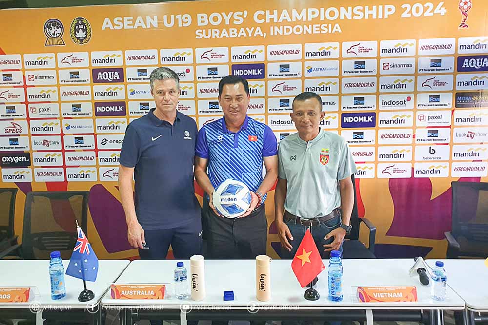 Huan luyen vien Hua Hien Vinh (giua) tai buoi hop bao cung “thuyen truong” cac doi cung bang. Anh: VFF