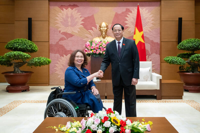 Phó Chủ tịch Quốc hội Trần Quang Phương tiếp Thượng nghị sĩ Mỹ Tammy Duckworth. Ảnh: Quốc hội

