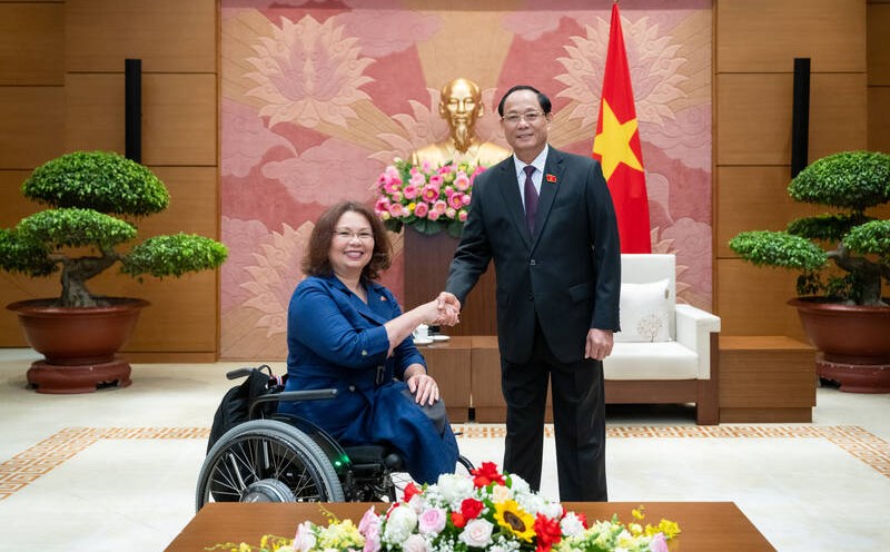 Phó Chủ tịch Quốc hội Trần Quang Phương tiếp Thượng nghị sĩ Mỹ Tammy Duckworth. Ảnh: Quốc hội