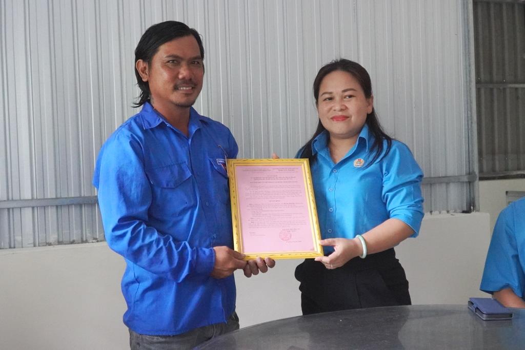 Chairman of the Confederation of Labor of Kien Giang province Truong Thanh Thuy handed over the Decision on the Trade Union Shelter to union member Ha. Photo: Van Si