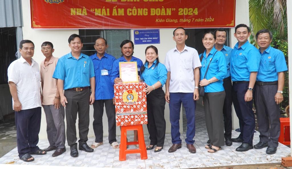 Bàn giao nhà Mái ấm Công đoàn cho đoàn viên Huỳnh Hữu Hà. Ảnh: Văn Sĩ