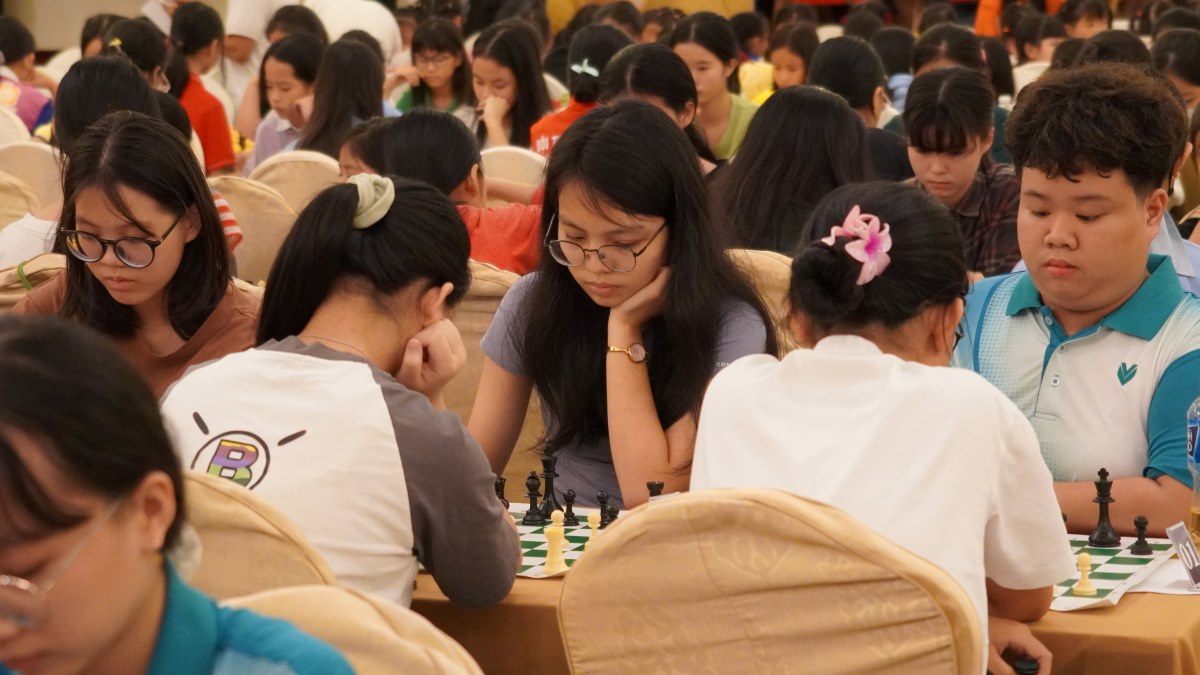 Players compete in the women's team championship of all age groups. Photo: Thanh An