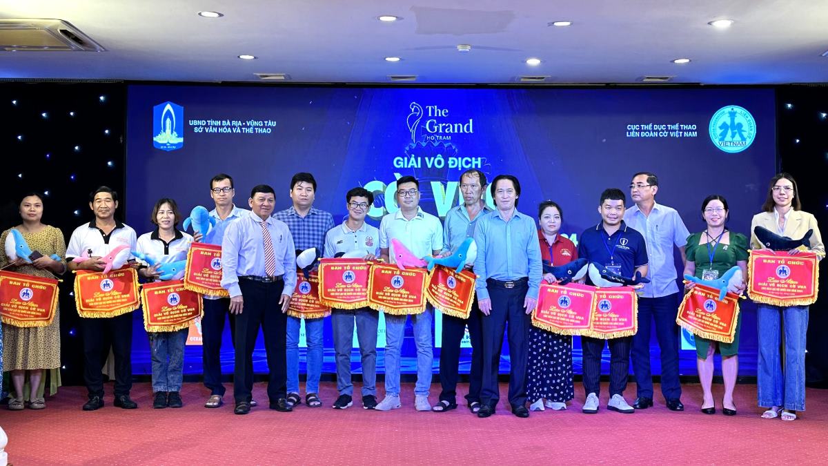 Trao cờ lưu niệm cho các đoàn tham gia giải đấu. Ảnh: Thành An