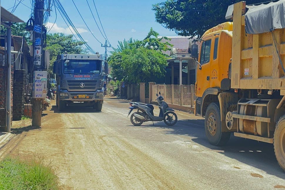 Người dân ở thị xã An Nhơn (tỉnh Bình Định) dùng chiếc xe máy chặn xe phục vụ thi công dự án cao tốc Bắc - Nam ngày 4.6. Ảnh: Hiếu Nguyễn