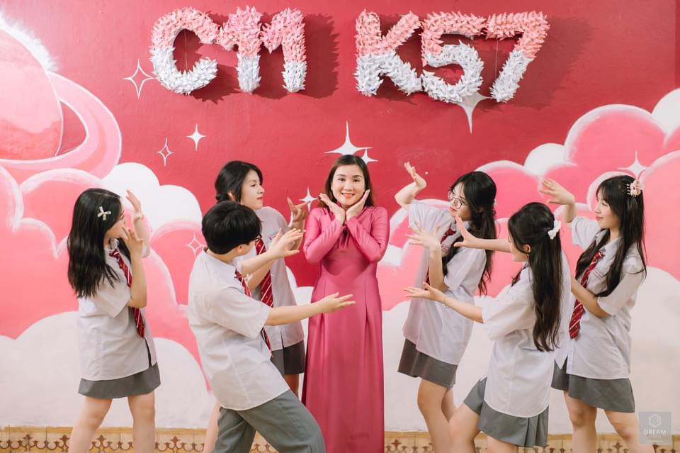 Cô giáo Nguyễn Thị Hoài Thu cùng học sinh lớp 12C11. Ảnh: Nhân vật cung cấp