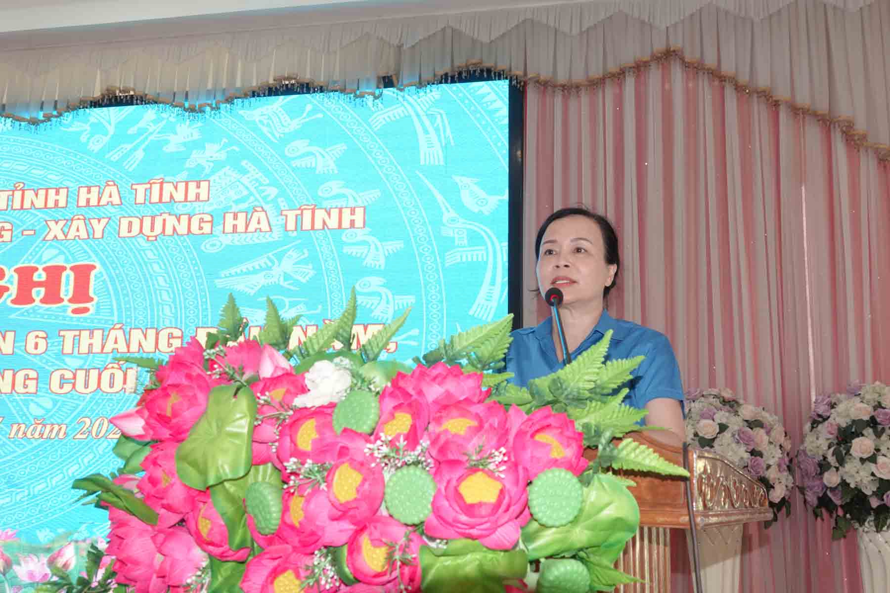 Ms. Tang Thi Linh Chi - Vice President of Ha Tinh Province Confederation of Labor gave a speech recognizing and appreciating the activities of taking care of union members and workers of Ha Tinh Transport and Construction Industry Union in the first 6 months of 2024. Photo: Tran Tuan.