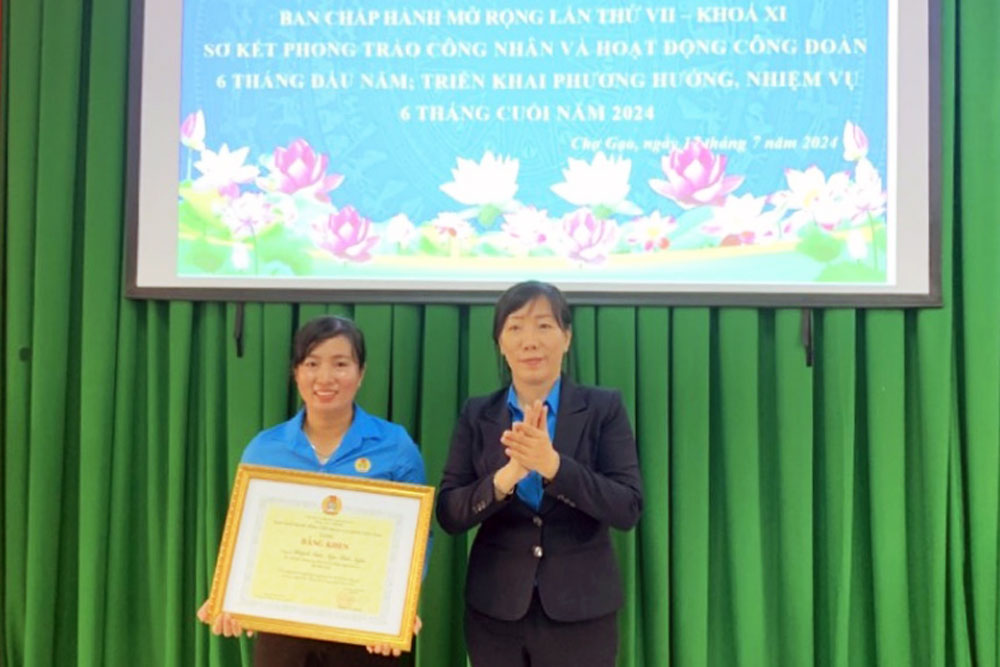 Under the authorization of the Vietnam General Confederation of Labor, Ms. Vo Thi My - Head of Propaganda Department - Women's Union of the Labor Confederation of Tien Giang province - awarded a certificate of merit from the Vietnam General Confederation of Labor to Ms. Huynh Tran Ngoc Bich Ngan for her outstanding achievements in the movement. good labor movement and building a strong trade union organization in 2023. Photo: Huynh Ngan