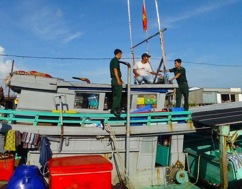 Tinh Ca Mau thuong xuyen kiem tra tau ca theo  quy dinh. Anh: Nhat Ho
