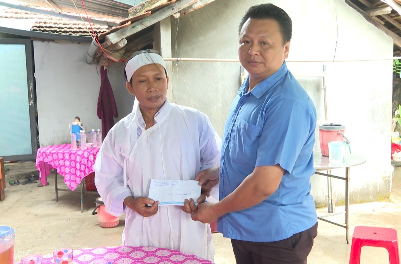 Representatives of the Trade Union of Quang Nam Economic Zones and Industrial Parks visited and expressed condolences to the family of workers who died due to traffic accidents. Dai Quang's photo