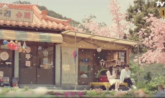 Những cảnh quay vô cùng lãng mạn trong "Nữ hoàng nước mắt". Ảnh: Cắt từ video