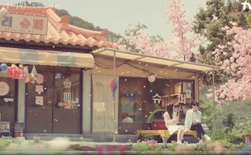 Những cảnh quay vô cùng lãng mạn trong "Nữ hoàng nước mắt". Ảnh: Cắt từ video