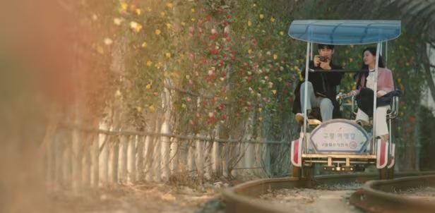 Scene of Kim Soo Hyun and Kim Ji Won cycling on the famous railway tracks of Mungyeong city. Photo: Cut from video
