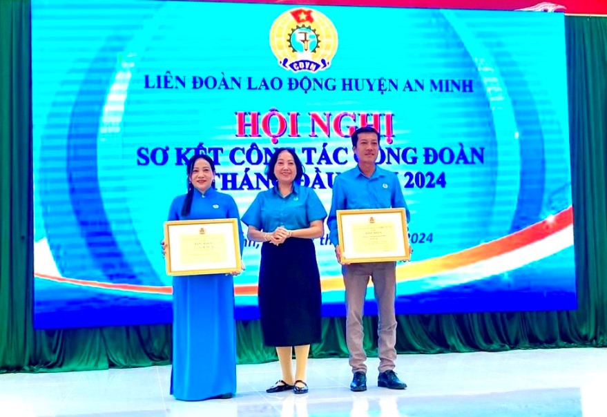 짱티빅응옥(Trang Thi Bich Ngoc) 성 노동총연맹 부위원장이 2023년 우수 노동 경쟁 운동 및 강력한 노동조합 조직 구축에 뛰어난 성과를 거둔 개인 1명과 단체 1곳에 베트남 노동총연맹 표창장을 수여하고 있습니다. 사진: 안민(An Minh)현 노동총연맹