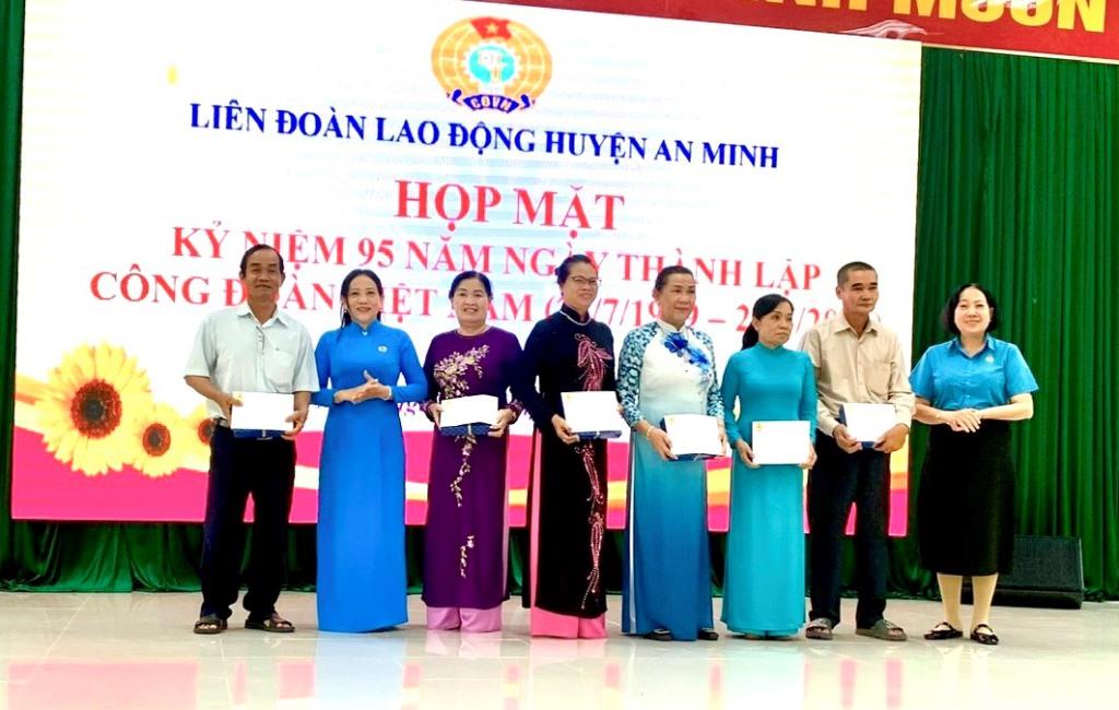 An Minh District Federation of Labor gathered for the 95th anniversary of the founding of the Vietnam Trade Union, paying tribute to former leaders of the District Federation of Labor through the ages. Photo: An Minh district Labor Federation