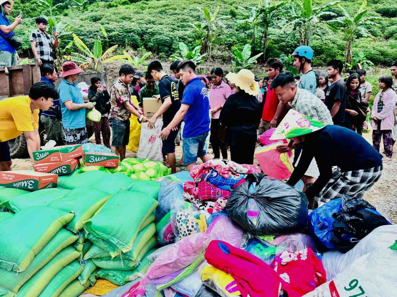 Besides rice, people also receive noodles, salt, clothes, blankets, pillows, etc. Photo: Huyen Nga