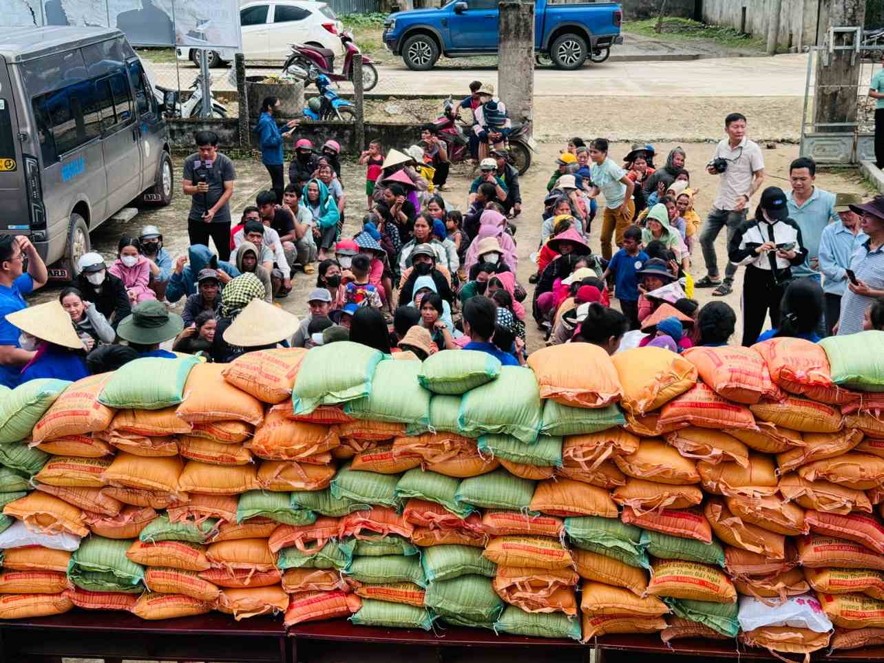 Hundreds of kilograms of rice were given to disadvantaged families in two districts. Photo: Huyen Nga