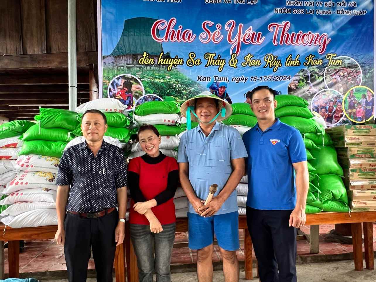 Sa Thay District Youth Union (Kon Tum) coordinated with sponsors to give gifts to disadvantaged people. Photo: Huyen Nga