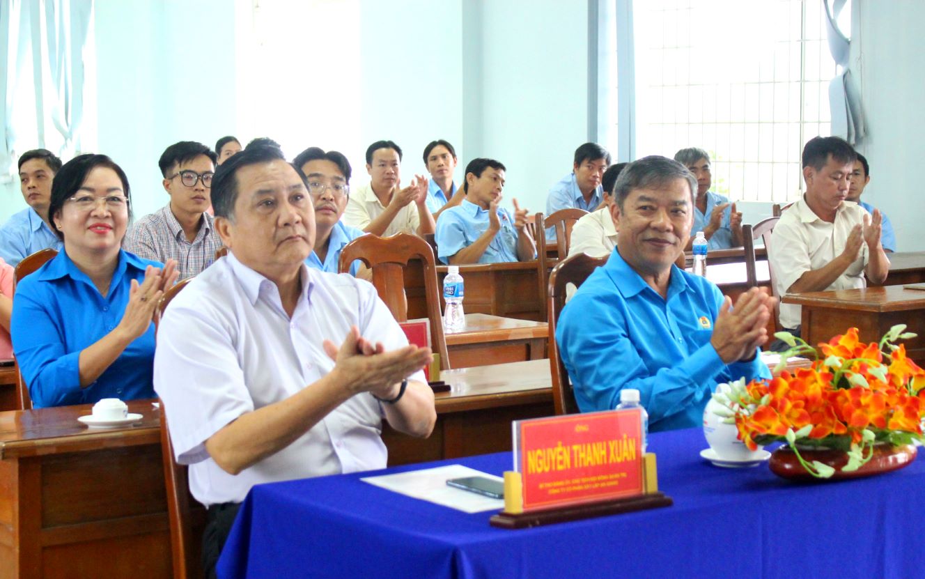 Vice Chairman of the Labor Confederation of An Giang province Nguyen Huu Giang and Chairman of the Board of Directors of An Giang Construction Joint Stock Company along with representatives of union members and workers attended the ceremony of attaching provincial-level project signs to celebrate the 95th anniversary of the Labor Day. Established Vietnam Trade Union. Photo: Luc Tung