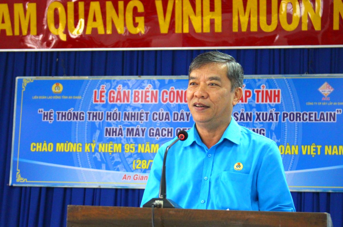 Vice Chairman of An Giang Provincial Labor Confederation Nguyen Huu Giang spoke at the ceremony. Photo: Luc Tung