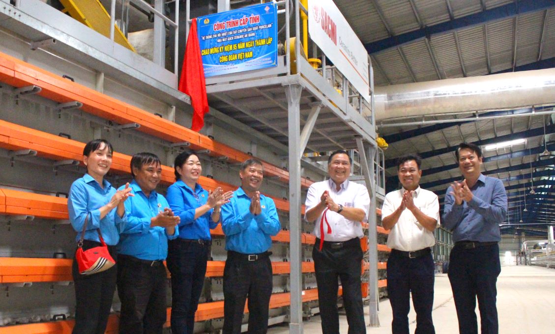 Carrying out the ceremony of attaching provincial-level construction signs to celebrate the 95th anniversary of the founding of An Giang Provincial Trade Union. Photo: Luc Tung