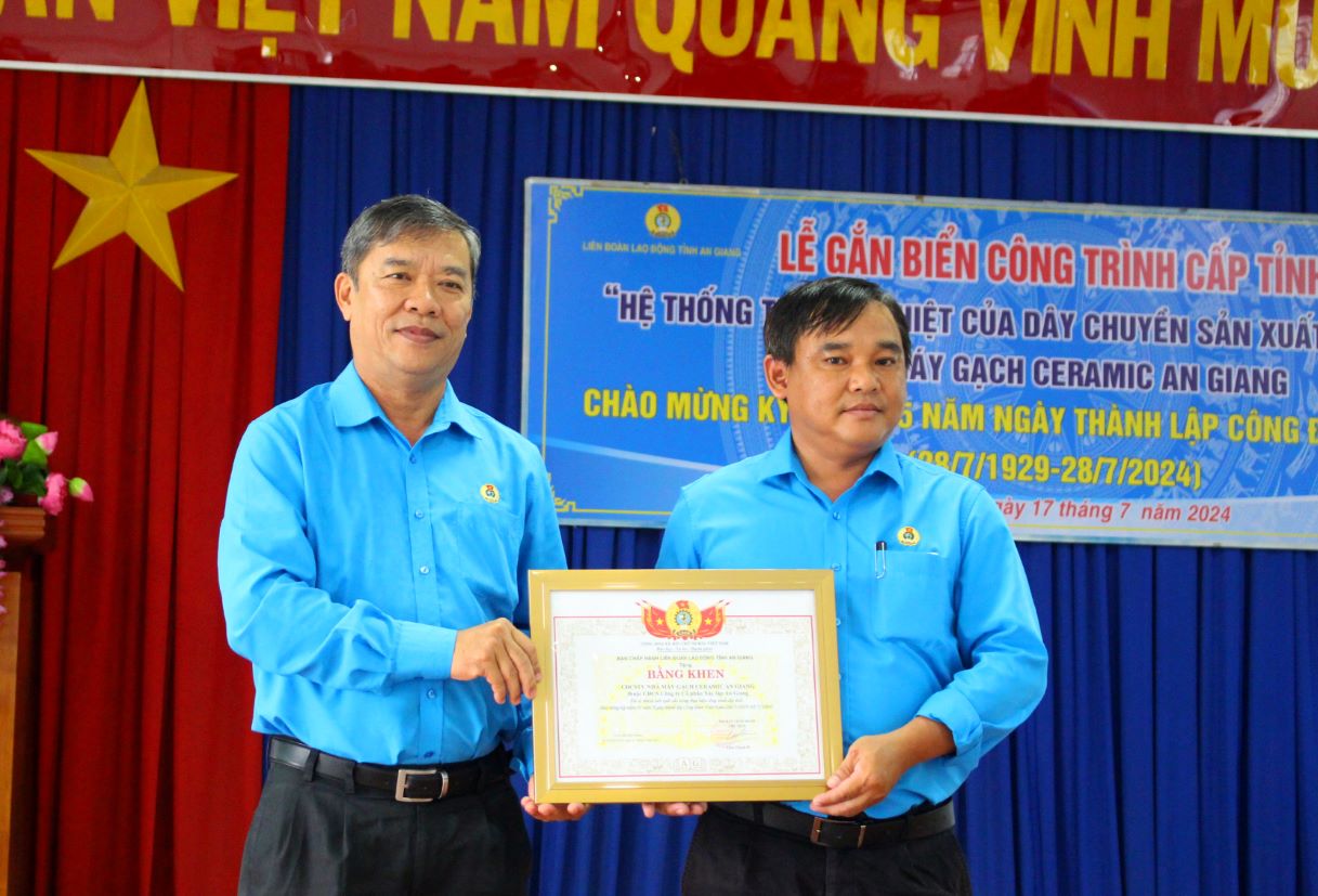 Awarding Certificate of Merit to the Provincial Labor Union to members of An Giang Ceramic Tile Factory. Photo: Luc Tung