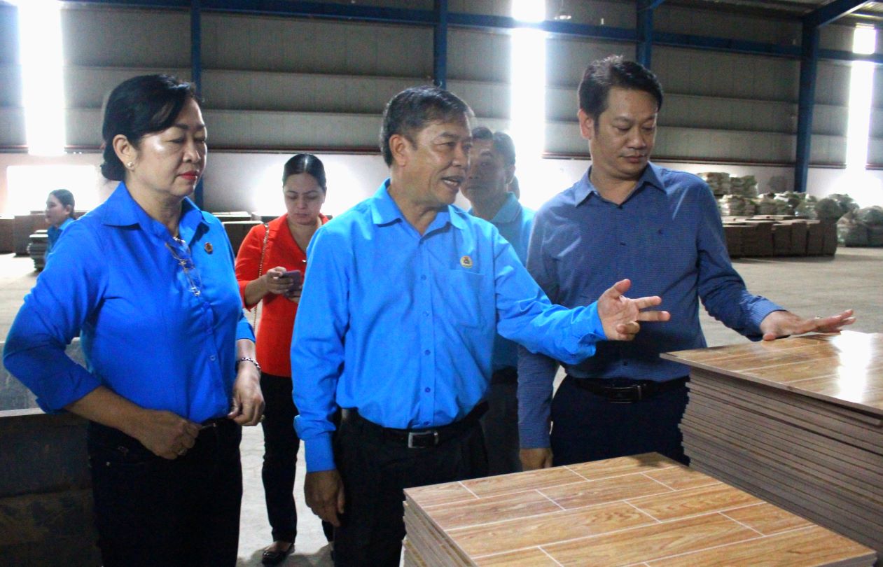 Vice Chairman of the Confederation of Labor of An Giang province Nguyen Huu Giang and delegates visited An Giang Ceramic Tile Factory. Photo: Luc Tung  