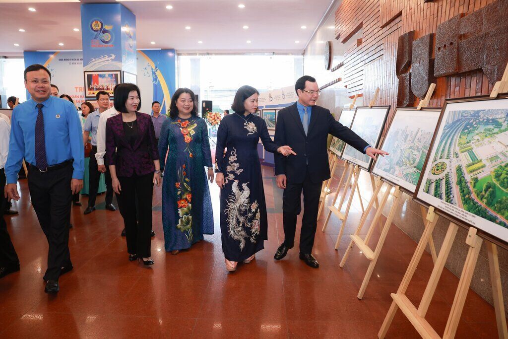 Leaders of the Vietnam General Confederation of Labor, Hanoi City Party Committee, and the City Confederation of Labor visited the Exhibition area. Photo: Hai Nguyen