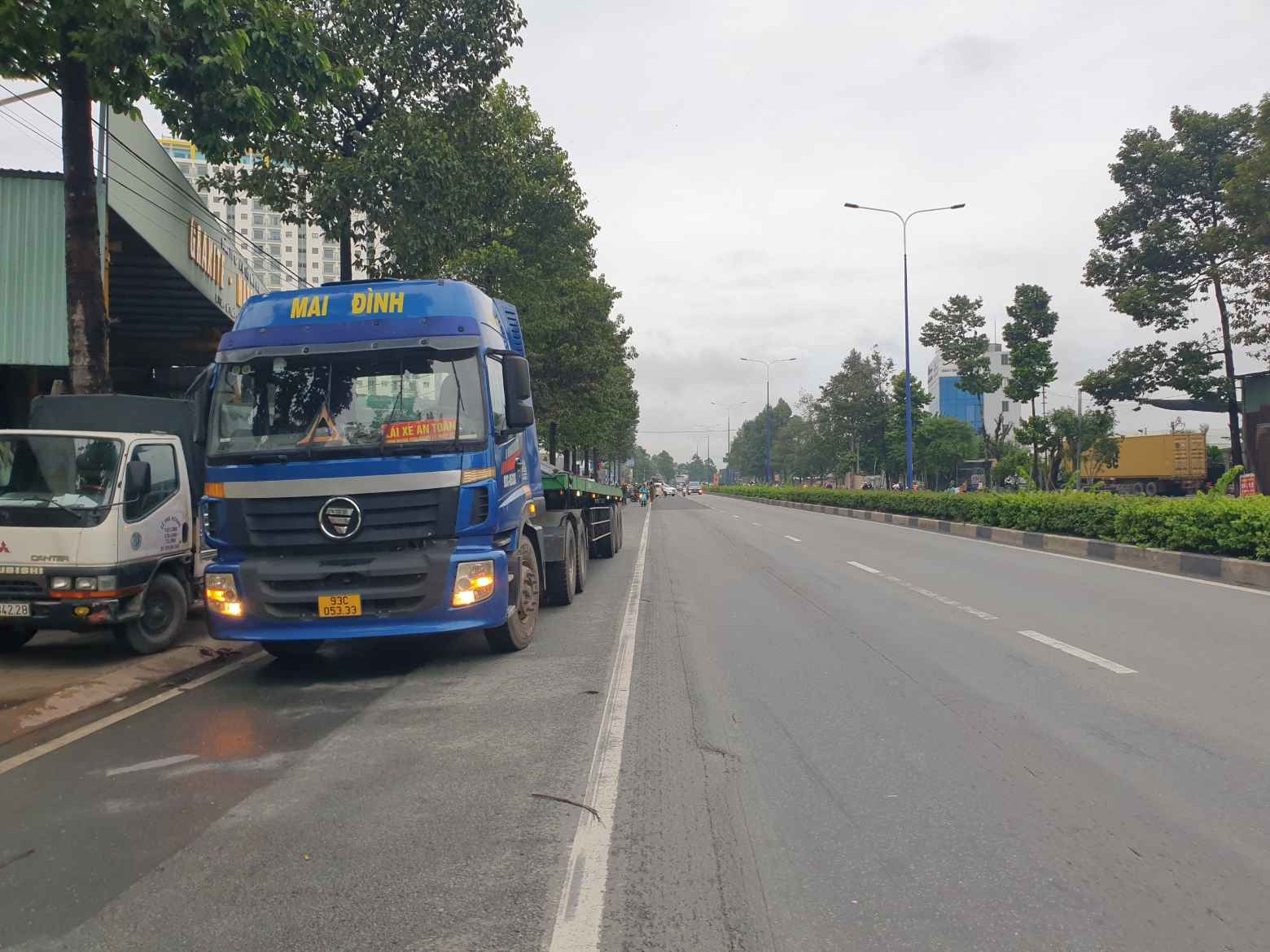 Hiện trường vụ tai nạn nam thanh niên tử vong sau khi va chạm lọt vào gầm xe tải đầu kéo. Ảnh: Dương Bình