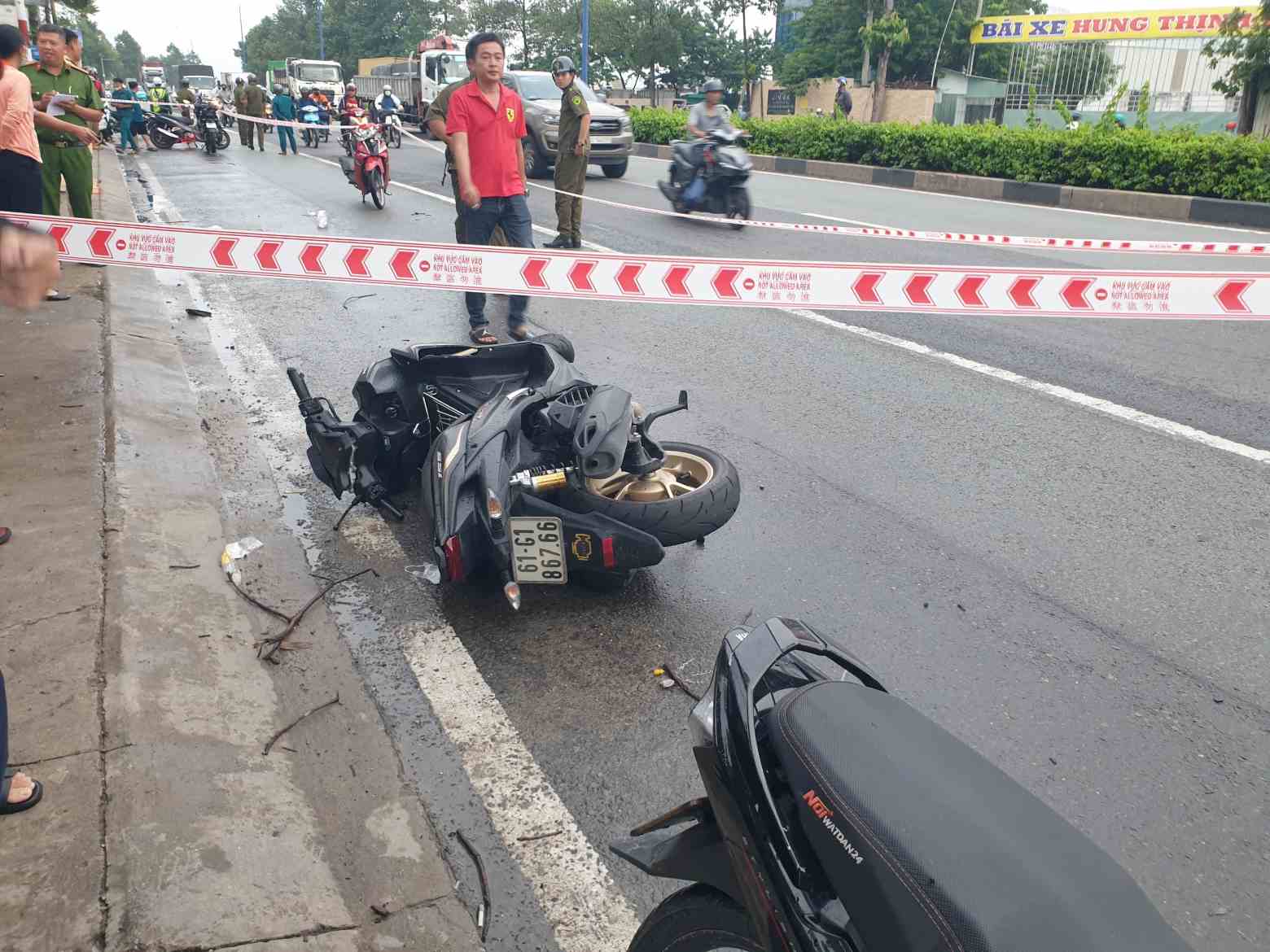 Scene de l'accident un jeune homme decede apres avoir heurte un camion a remorquage. Photo : Duong Binh