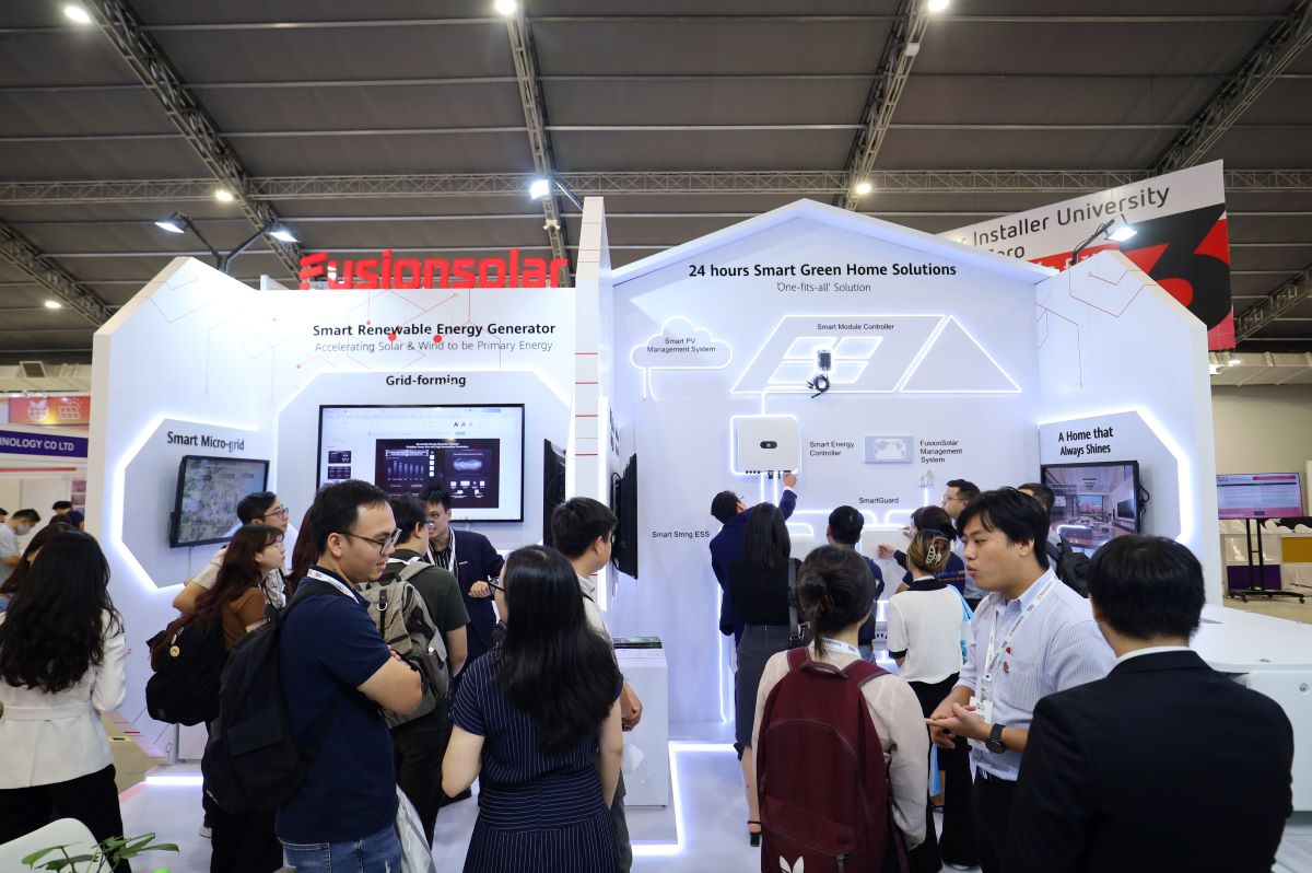 Huawei's display area at the Solar & Storage Live Vietnam 2024 exhibition. Photo: Huawei