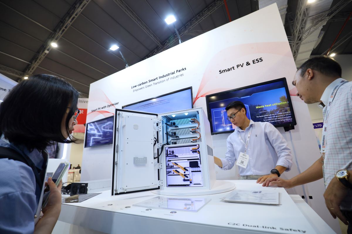 Huawei trình diễn các công nghệ SmartPV và hệ thống pin lưu trữ thế hệ mới. Ảnh: Huawei