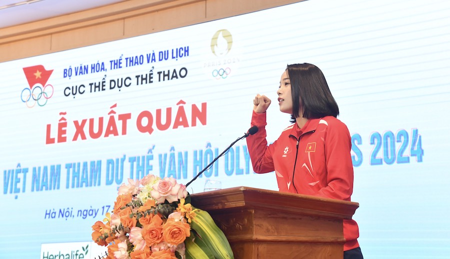 Vận động viên Nguyễn Thùy Linh tuyên thệ tại lễ xuất quân. Ảnh: Bùi Lượng