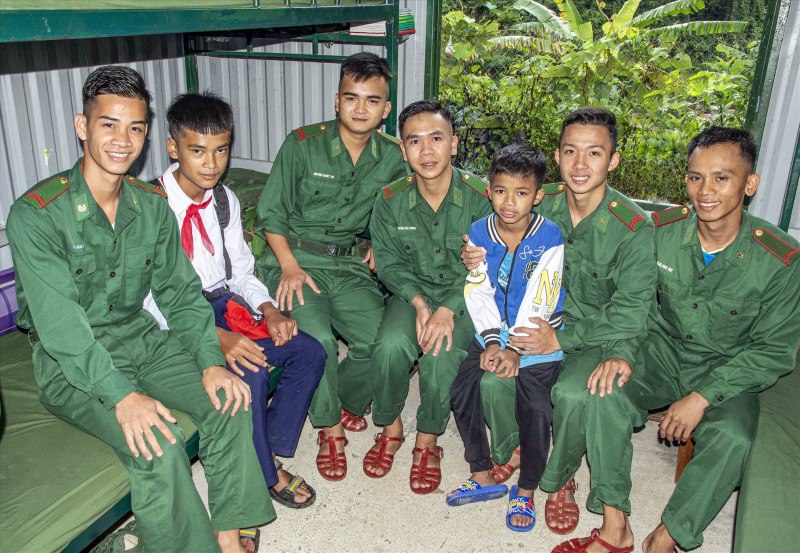 Co Lau An (second from left) with soldiers at A Xan Border Guard Station. Photo: Hong Anh