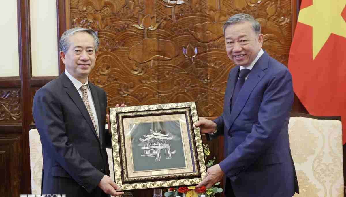 Chủ tịch nước Tô Lâm tặng quà lưu niệm cho Đại sứ Trung Quốc Hùng Ba. Ảnh: TTXVN