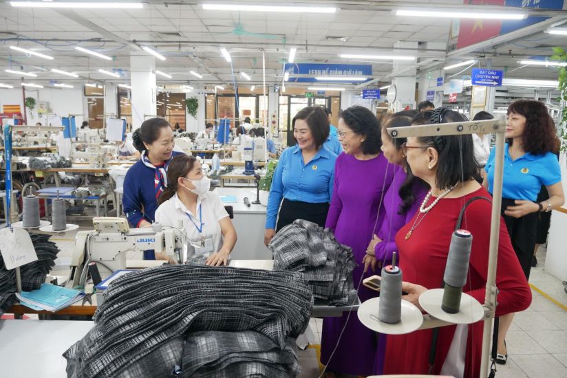 Bà Phạm Thị Minh Tâm (thứ tư từ phải sang) thăm CNLĐ tại dây chuyền sản xuất. Ảnh: Công đoàn Dệt may Việt Nam
