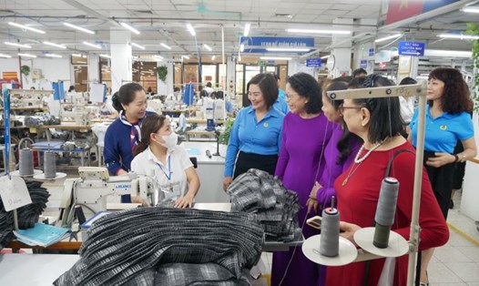 Bà Phạm Thị Minh Tâm (thứ tư từ phải sang) thăm CNLĐ tại dây chuyền sản xuất. Ảnh: Công đoàn Dệt may Việt Nam