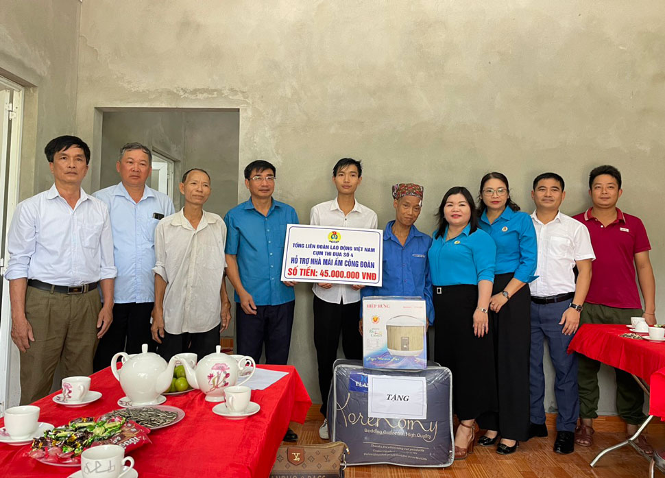 Lãnh đạo LĐLĐ tỉnh Yên Bái trao hỗ trợ nhà Mái ấm công đoàn cho gia đình đoàn viên Hoàng Văn Hải. Ảnh: Bảo Nguyên
