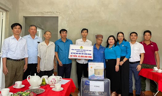 Lãnh đạo LĐLĐ tỉnh Yên Bái trao hỗ trợ nhà Mái ấm công đoàn cho gia đình đoàn viên Hoàng Văn Hải. Ảnh: Bảo Nguyên