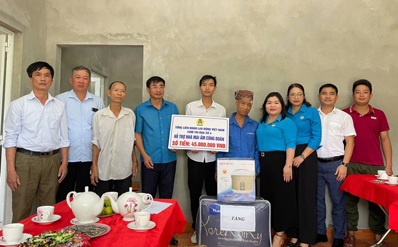 Lãnh đạo LĐLĐ tỉnh Yên Bái trao hỗ trợ nhà Mái ấm công đoàn cho gia đình đoàn viên Hoàng Văn Hải. Ảnh: Bảo Nguyên