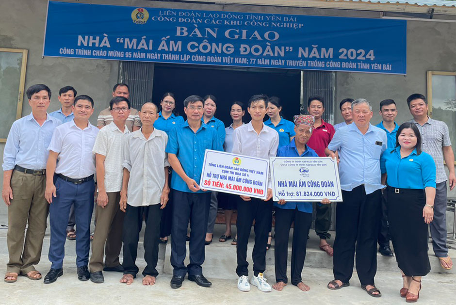 Yen Bai province's trade union levels supported 160 million VND to help union member Hoang Van Hai's family build a new, solid house. Photo: Bao Nguyen