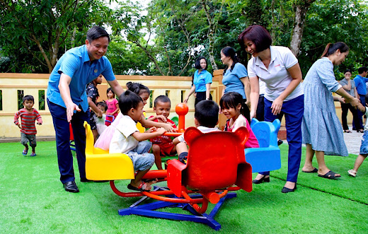 Các thiết bị vui chơi được Quỹ Xã hội từ thiện Tấm lòng Vàng Báo Lao Động được chuyển đến các em Trường Mầm non Trường Sơn. Ảnh: Công Sáng