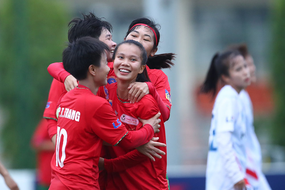 TPHCM I (ao do) danh bai Ha Noi II voi ti so toi thieu. Anh: VFF