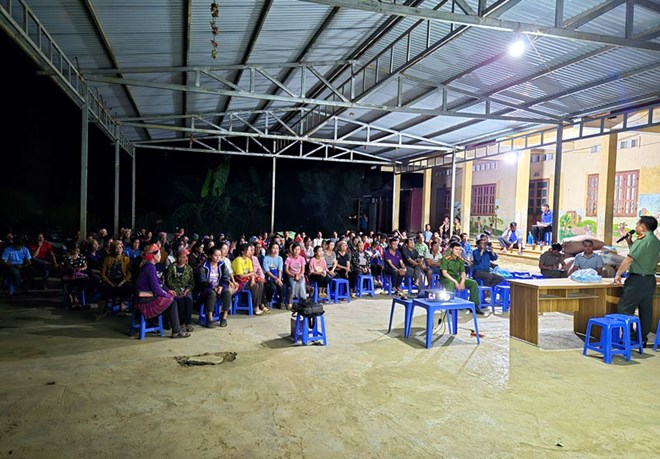 Mới đây, lực lượng chức năng tỉnh Yên Bái giải thích đến đồng bào các dân tộc thiểu số về bản chất của đạo lạ, tà đạo. Ảnh: Công an cung cấp