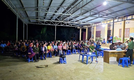 Mới đây, lực lượng chức năng tỉnh Yên Bái giải thích đến đồng bào các dân tộc thiểu số về bản chất của đạo lạ, tà đạo. Ảnh: Công an cung cấp