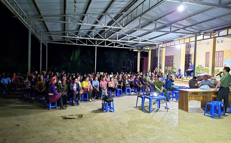 Mới đây, lực lượng chức năng tỉnh Yên Bái giải thích đến đồng bào các dân tộc thiểu số về bản chất của đạo lạ, tà đạo. Ảnh: Công an cung cấp
