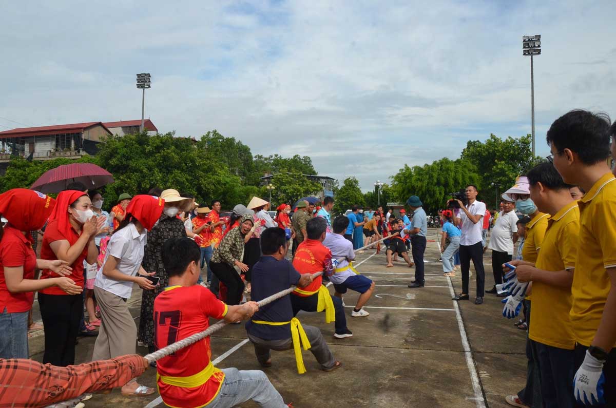 Sôi nổi giải cầu lông, kéo co huyện Hưng Hà năm 2024. Ảnh: Bá Mạnh