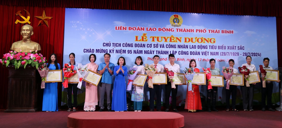 Liên đoàn Lao động TP Thái Bình tổ chức tuyên dương cán bộ công đoàn cơ sở và công nhân lao động tiêu biểu. Ảnh: Bá Mạnh